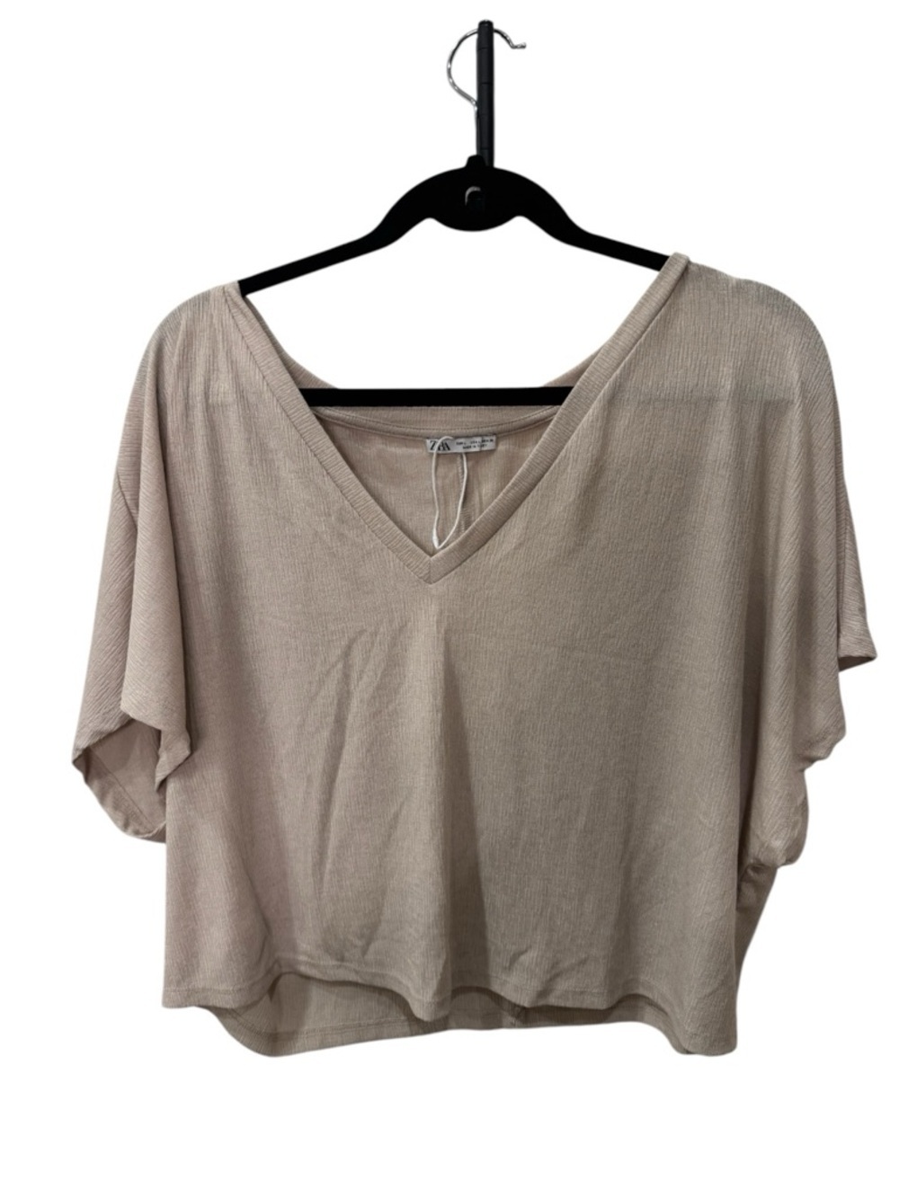 Zara flowy top featuring a V-neckline and flowy short sleeve sz L
